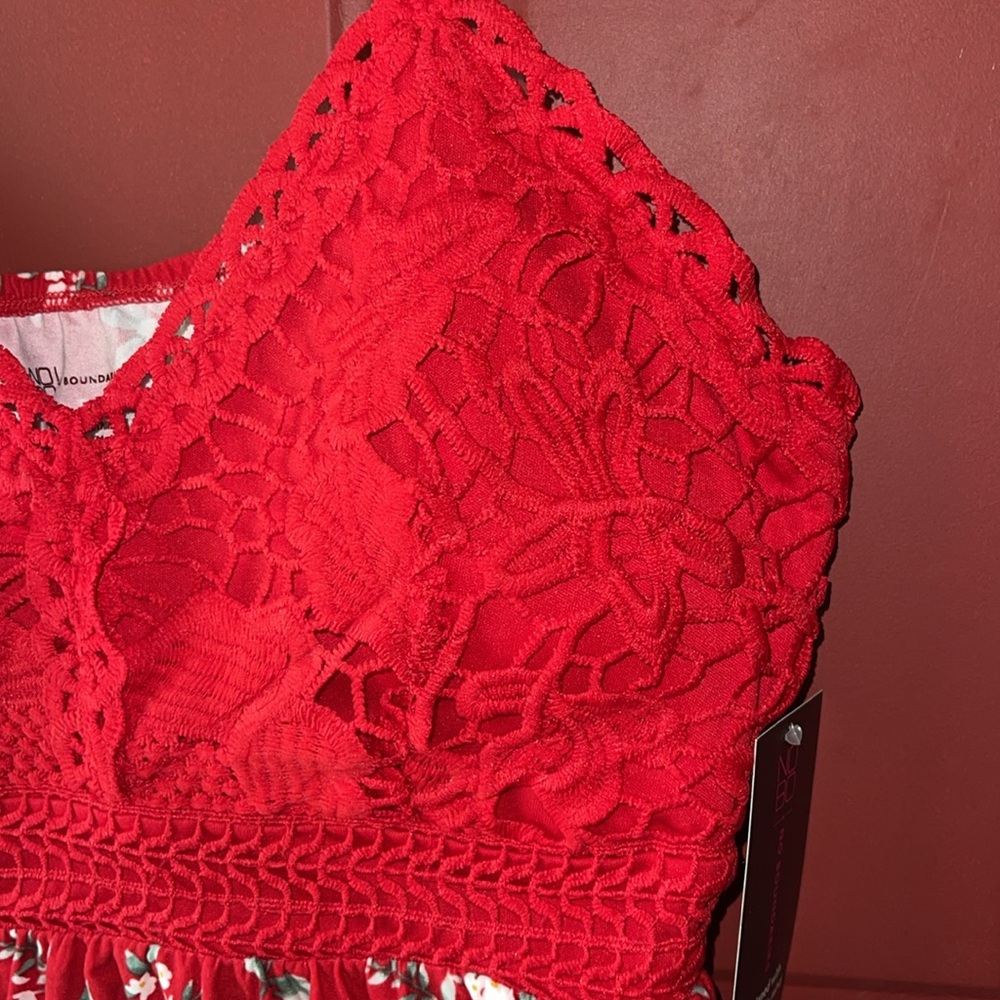 No Boundaries red with white floral top size large - Picture 2 of 6